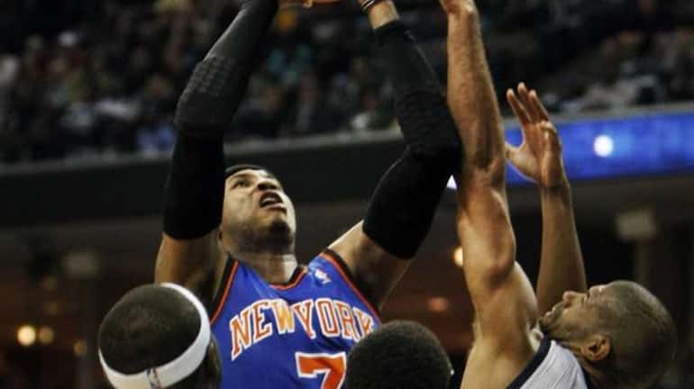 New York Knicks forward Carmello Anthony (7) shoots over Memphis...