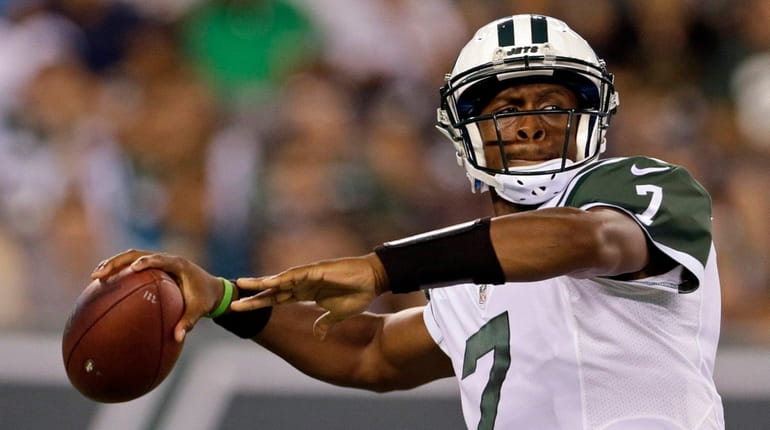 New York Jets quarterback Geno Smith (7) passes during the...