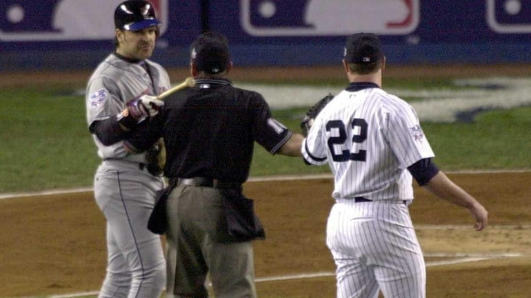 Mike Piazza points the end of his bat toward Roger...