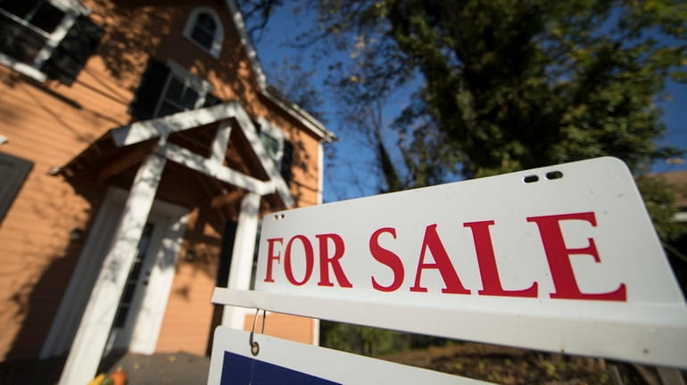 The average mortgage rate fell for the sixth straight week.