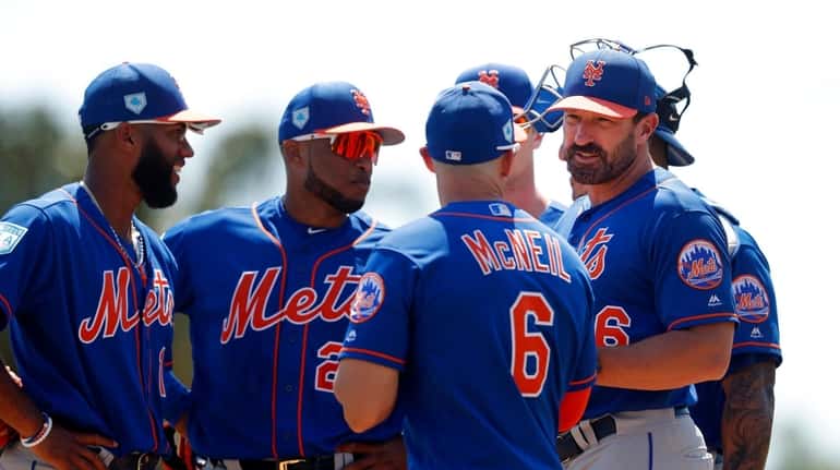 Mets manager Mickey Callaway, right, talks with his infielders as...