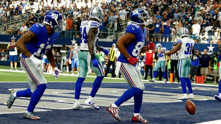 Giants wide receiver Victor Cruz does his salsa dance after...