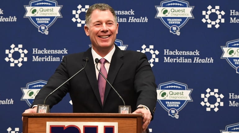 Pat Shurmur reacts after the lights in the Giants' auditorium...