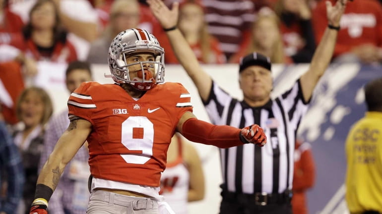 Ohio State wide receiver Devin Smith celebrates after catching a...