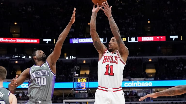 Chicago Bulls' DeMar DeRozan shoots over Sacramento Kings' Harrison Barnes...