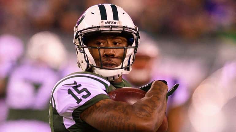 New York Jets wide receiver Brandon Marshall (15) pulls in...