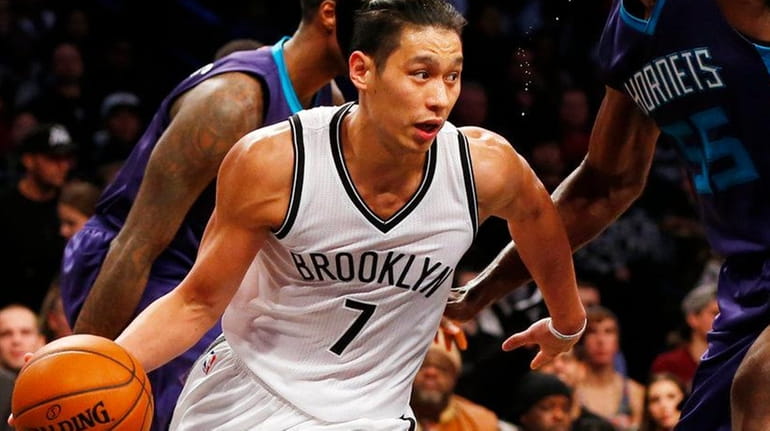 Jeremy Lin #7 of the Brooklyn Nets drives against Roy...