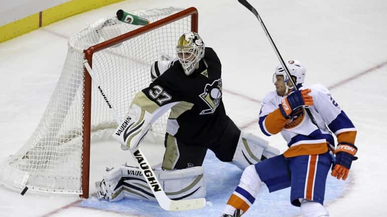 Pittsburgh Penguins goalie Jeff Zatkoff stops a shot by Islanders'...