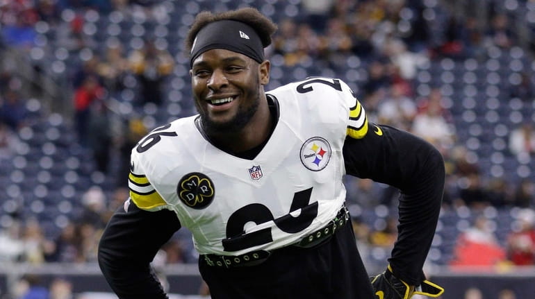 Then-Steelers running back Le'Veon Bell warms up before an NFL game...