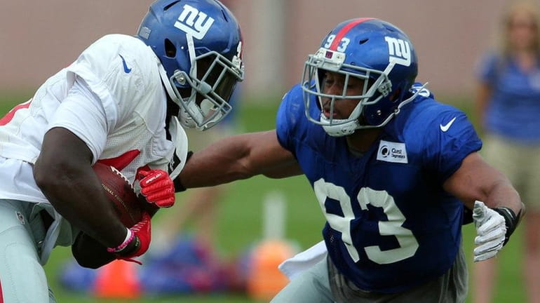 Giants linebacker B.J. Goodson tackles tight end Will Tye during...