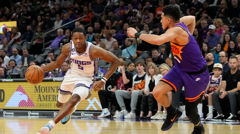 Sacramento Kings guard De'Aaron Fox (5) drives on Phoenix Suns...