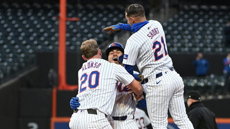 Mets’ Pete Alonso and Zack Short congratulate Tyrone Taylor after...