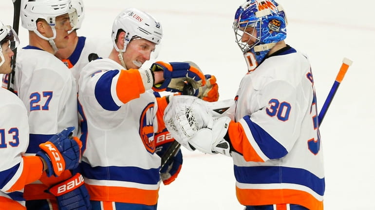 New York Islanders forward Casey Cizikas (53) gives goalie Ilya...