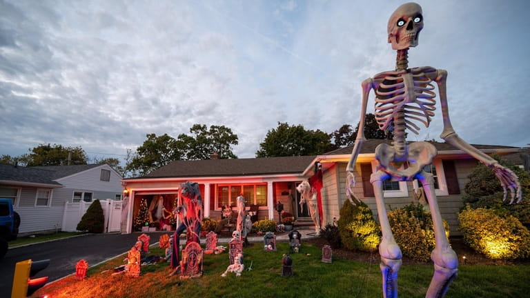 Dylan Smith shows off his halloween decorations and haunted house...