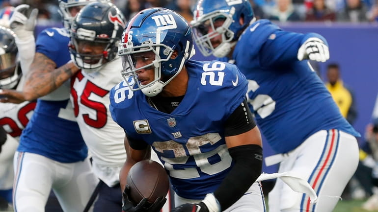 Saquon Barkley #26 of the Giants runs the ball during the...