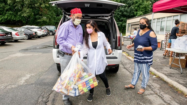 Jasleen Sabharwal works with other Sikh volunteers during Glen Cove...