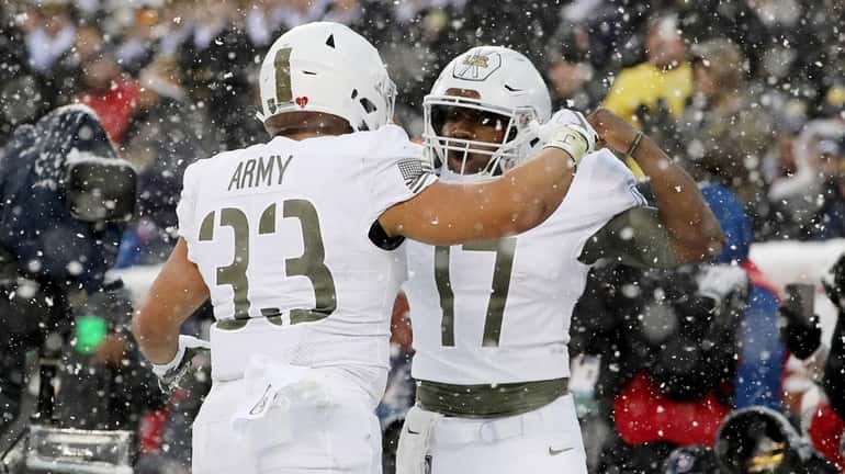 Army's Darnell Woolfolk celebrates his touchdown with Ahmad Bradshaw against...