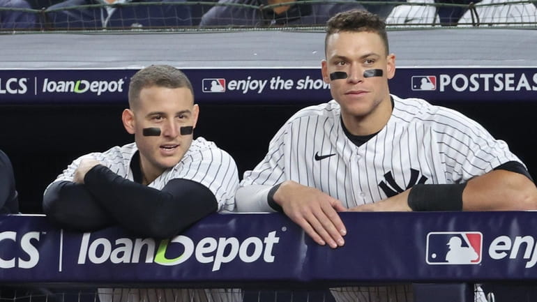 Yankees first baseman Anthony Rizzo (48) and rightfielder Aaron Judge...