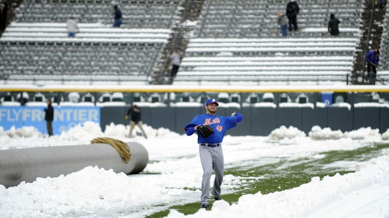 Mets' Jonathon Niese throws in the snow before the start...
