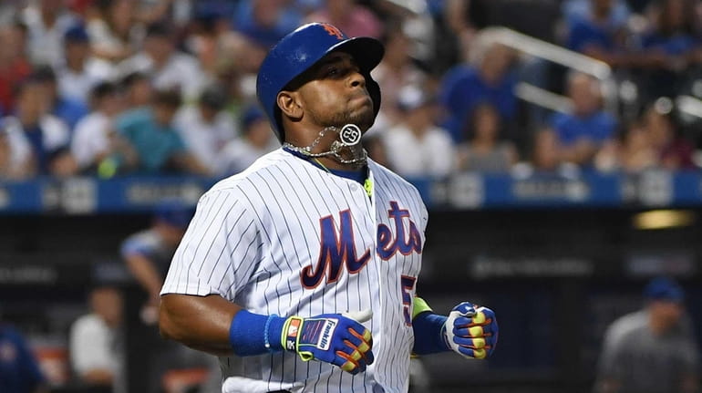 Mets leftfielder Yoenis Cespedes flies out during the fifth inning...