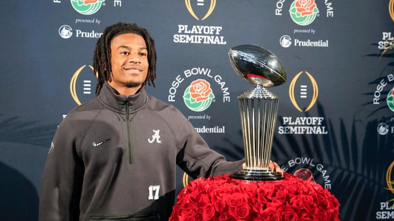 Alabama wide receiver Isaiah Bond poses with the Rose Bowl...