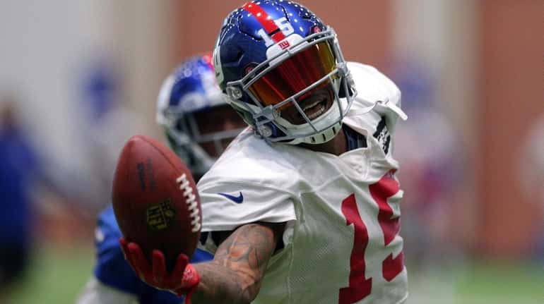 Giants wide receiver Brandon Marshall makes a juggling catch in...