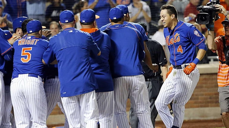 New York Mets shortstop Wilmer Flores hits a walk-off home...