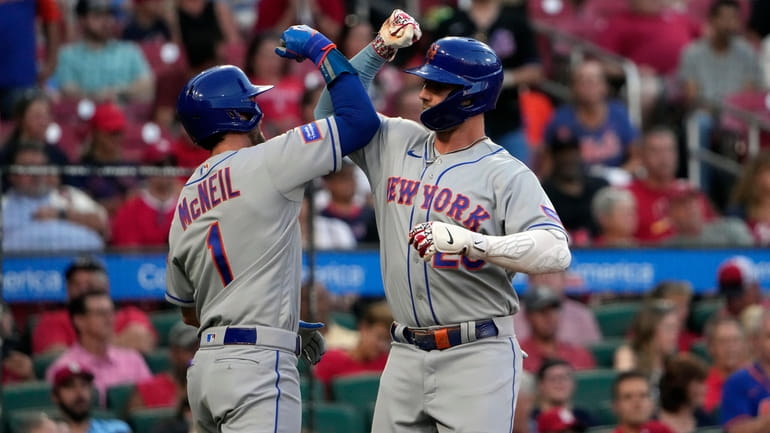 New York Mets' Pete Alonso, right, is congratulated by teammate...