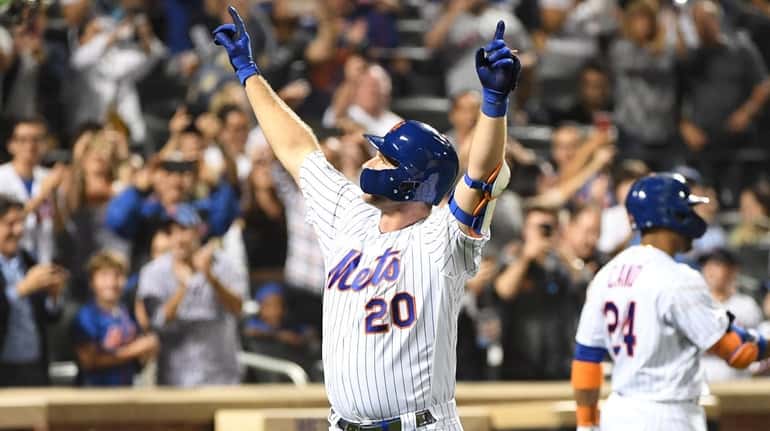 Pete Alonso reacts to Mets fans after he scores on...