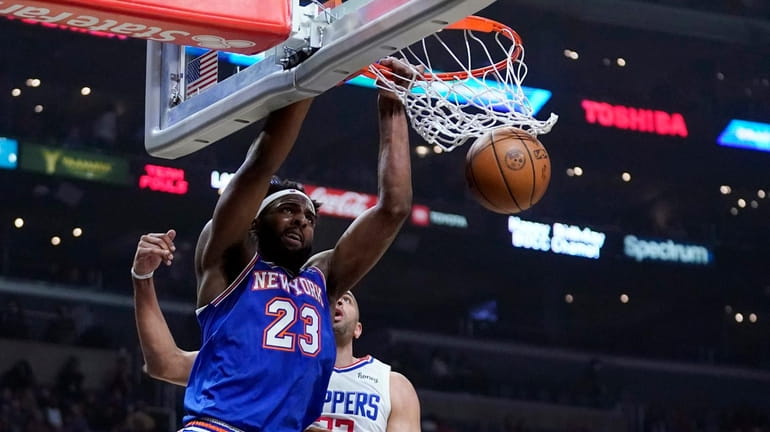 Knicks center Mitchell Robinson (23) dunks past Los Angeles Clippers...