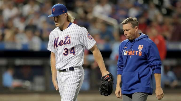 Mets starting pitcher Noah Syndergaard limps off with a hamstring...