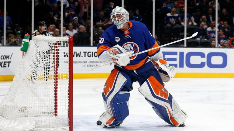Robin Lehner reacts after allowing a goal in Islanders' loss...
