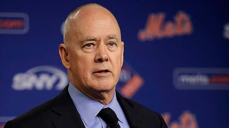Mets general manager Sandy Alderson introduces Mickey Callaway as the...