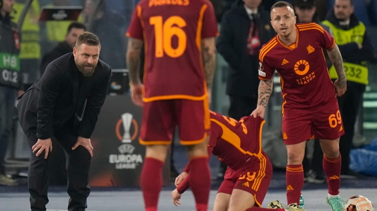 Roma's head coach Daniele De Rossi, left, gestures during the...