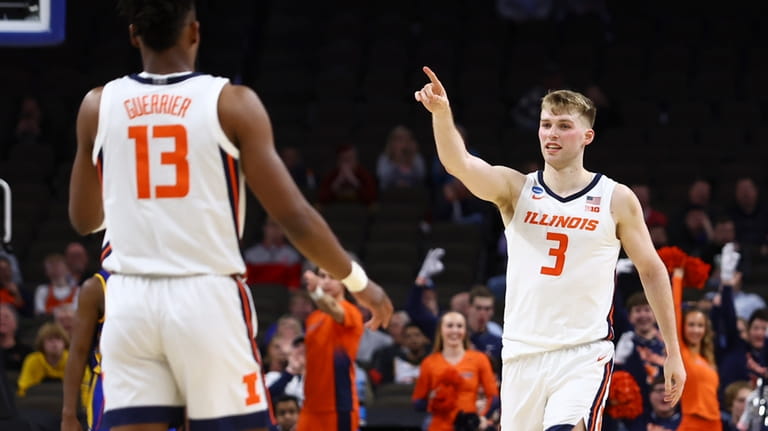 Illinois forward Marcus Domask (3) celebrates after three-point basket in...