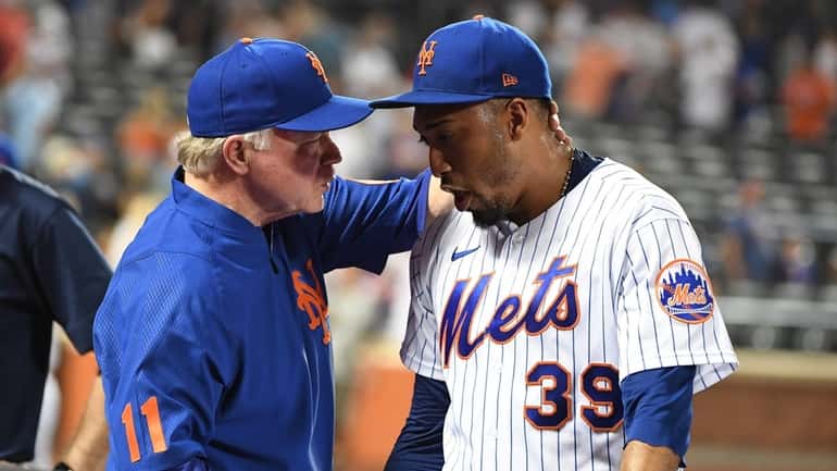 New York Mets manager Buck Showalter congratulates relief pitcher Edwin...