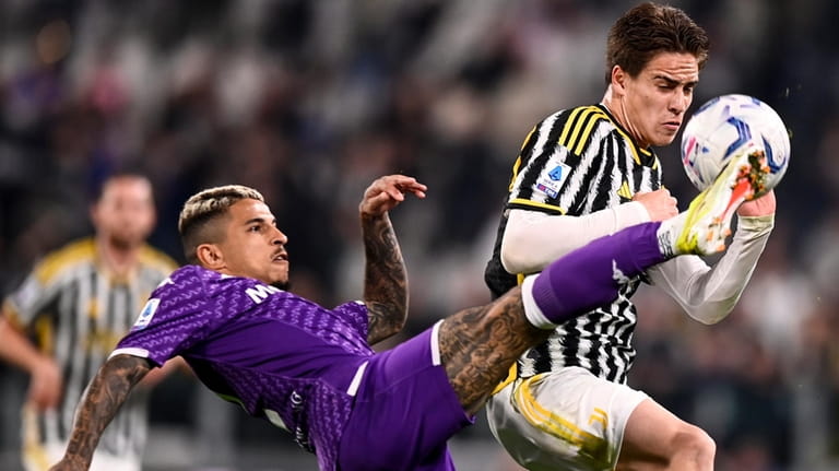 Fiorentina's Dodo, left, fights for the ball with Juventus' Kenan...