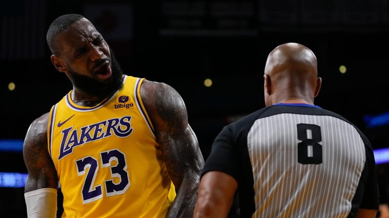 Los Angeles Lakers forward LeBron James (23) disputes a foul...