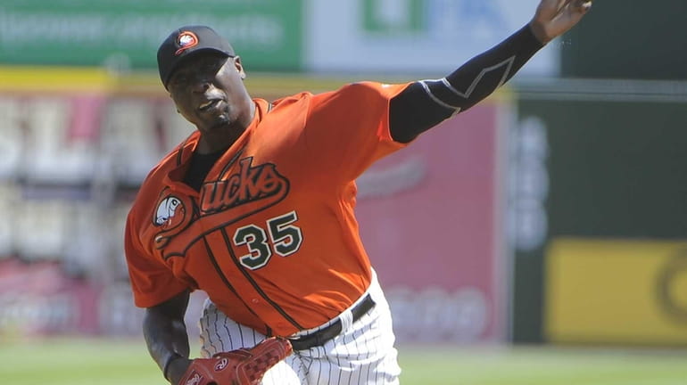 Dontrelle Willis of the Long Island Ducks delivers a pitch...