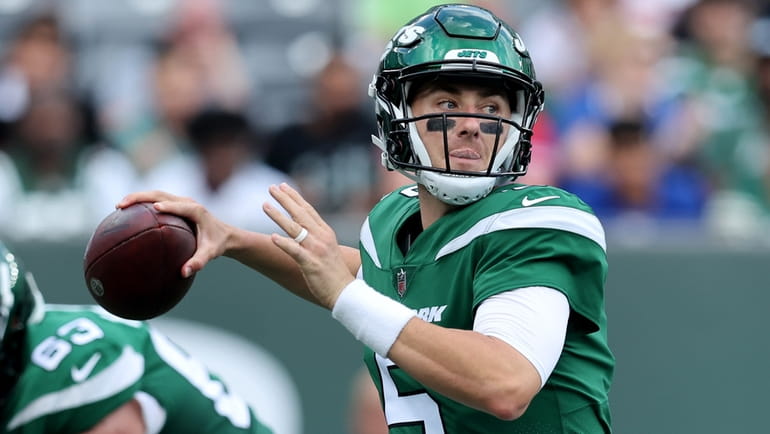 Jets quarterback Mike White (5) drops back to pass against...