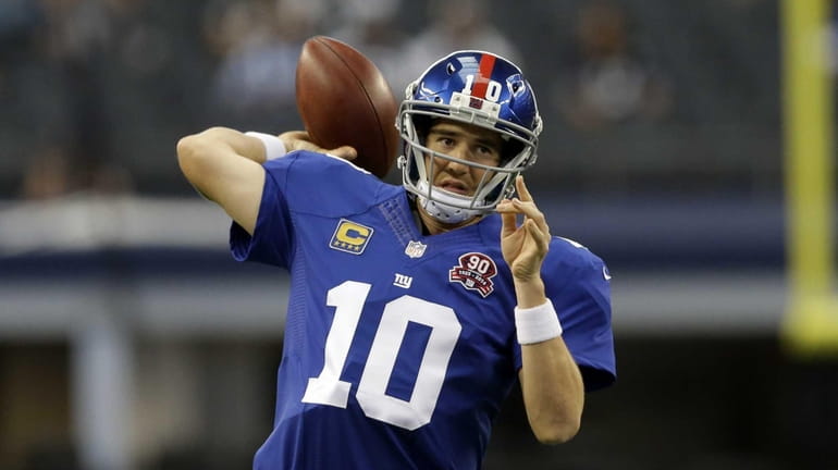 Giants quarterback Eli Manning (10) passes during warm-ups before a...