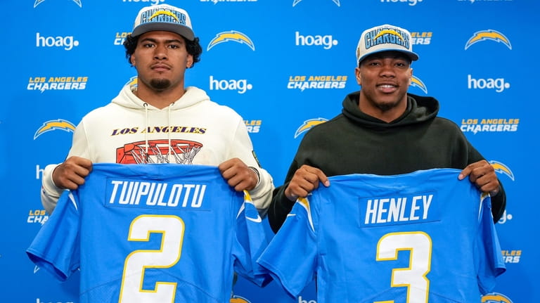 Linebackers Tuli Tuipulotu, left, from Southern California, and Daiyan Henley,...