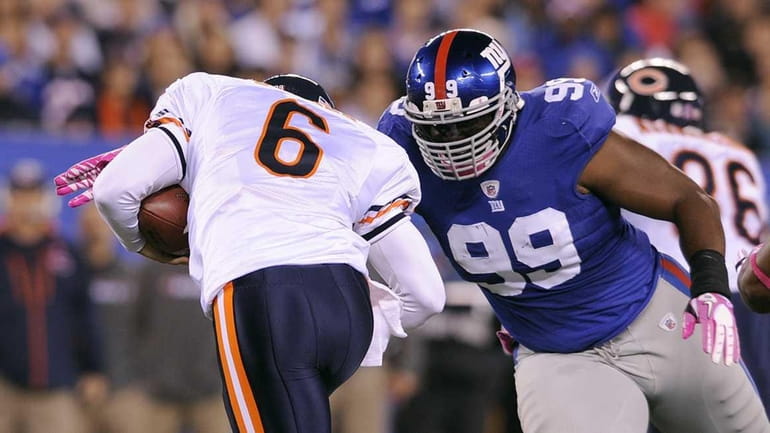 New York Giants Chris Canty prepares to sack Chicago Bears...