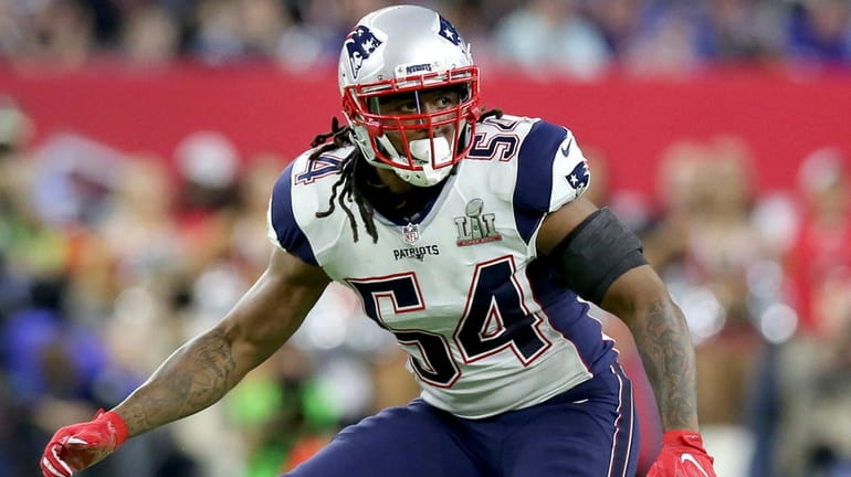 New England Patriots linebacker Dont'a Hightower folllows the action during...