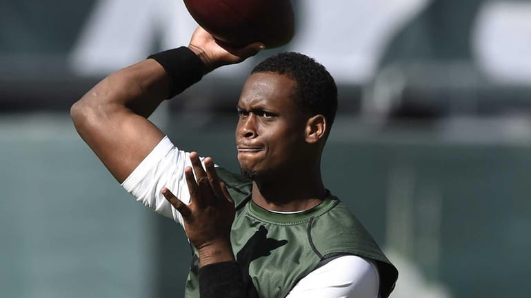 Jets quarterback Geno Smith (7) warms up before a game...