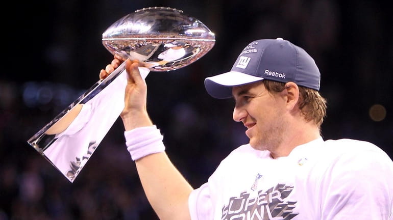 Giants quarterback Eli Manning (10) celebrates the 21-17 victory against...