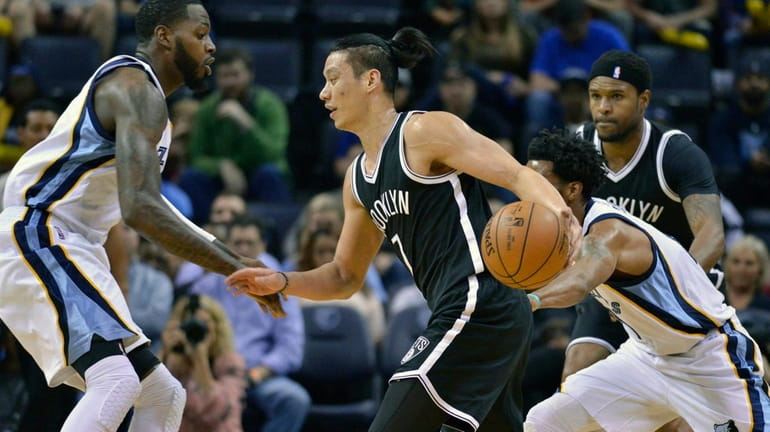 Brooklyn Nets guard Jeremy Lin (7) drives between Memphis Grizzlies...