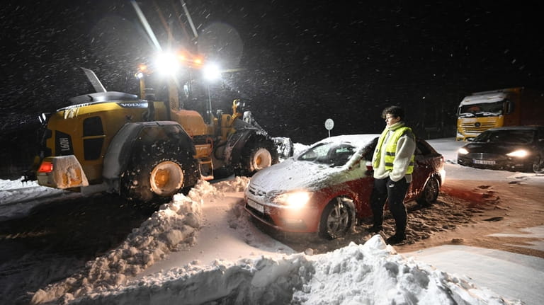 Śnieg usuwa się za pomocą buldożerów kołowych, a samochody osobowe i ciężarowe...