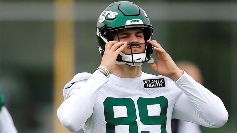 New York Jets tight end Jeremy Ruckert  participates in drills...