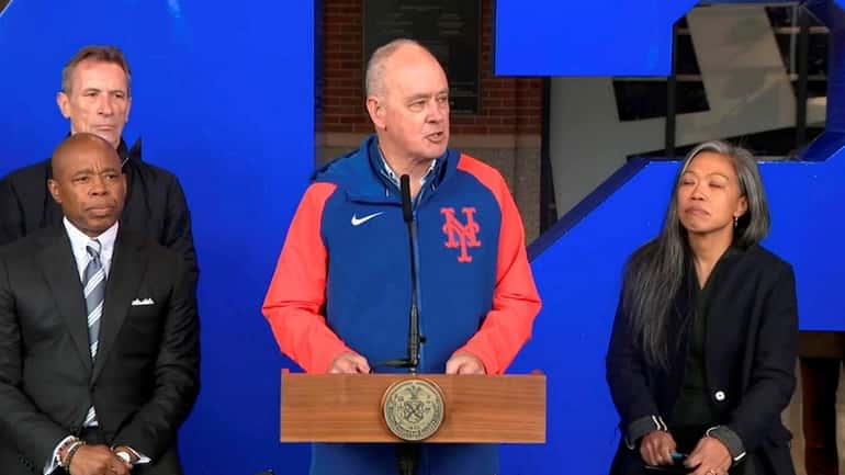 Mets president of Baseball operations, Sandy Alderson, introuduces Mayor Eric...